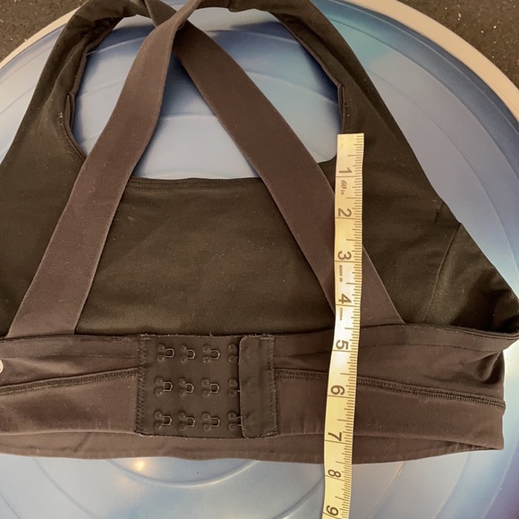 Lulu sports bra with wide cross straps - Picture 5 of 5